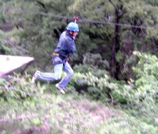  Zipline jumping 